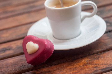 tasse de café en terrasse avec gâteau en forme de coeur