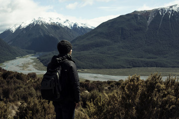 Hombre joven observando paisaje de montaña en la naturaleza