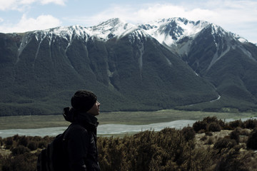 Hombre joven observando paisaje de montaña en la naturaleza