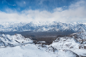 Obraz premium Snow mountain in winter season of khardungla pass, the highest motorable road of the world in India, Leh
