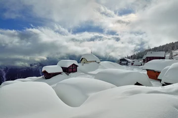 Fotobehang Verschneite Bettmeralp mit Kapelle und Holzhütten © suteracher