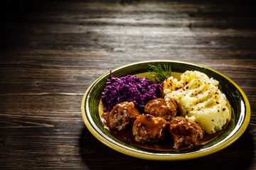 Roasted meatballs, mashed potatoes and vegetables 