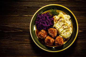 Roasted meatballs, mashed potatoes and vegetables 