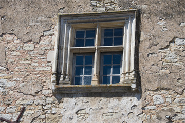 Fenêtre ancienne en pierre à Charroux dans la Vienne en France