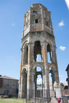 Tour octogonale &agrave; Charroux dans la Vienne en France