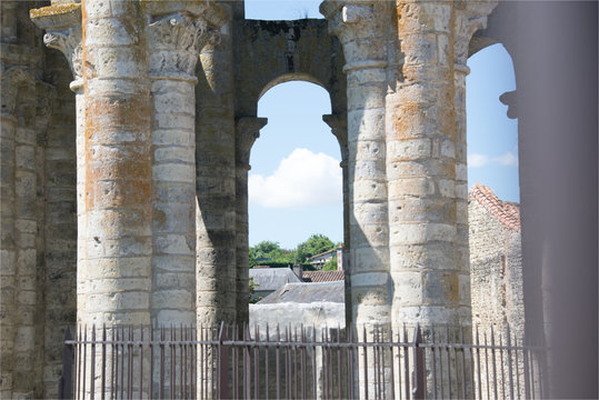Tour octogonale &agrave; Charroux dans la Vienne en France