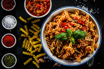 Pasta with meat, tomato sauce and vegetables 