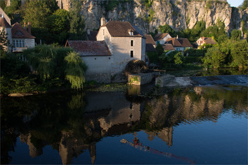 maison en bord de rivière à Angles-sur-l'anglin dans la Vienne en France