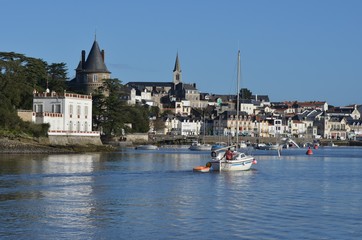 Fototapeta premium Ville de Pornic, port de pêche, chateau et église