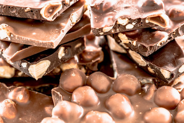 Nuss Schokolade mit ganzen Haselnüssen -Close up