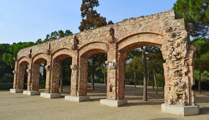 Fototapeta na wymiar Acueducto en parque público El Clot en Barcelona 