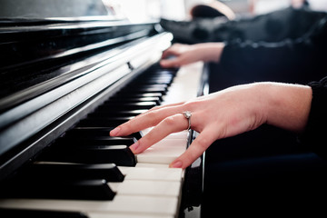 Obraz premium female hands playing piano