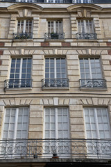 Façade pierre et brique à Paris, France