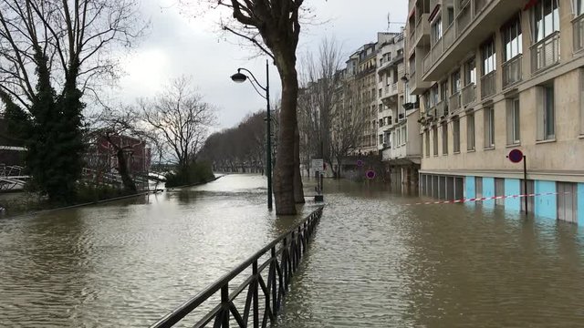Rue inondée lors d'une crue de la Seine à Paris