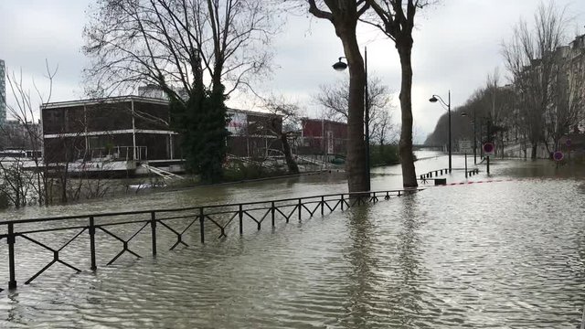 Rue inondée lors d'une crue de la Seine à Paris	