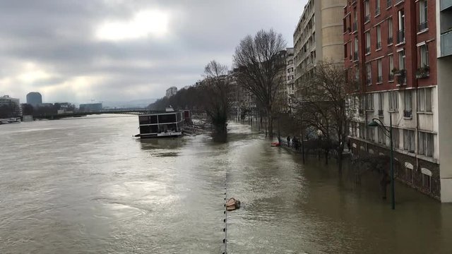 Rue inondée lors d'une crue de la Seine à Paris