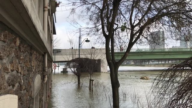 Quai inondée, crue de la Seine à Paris