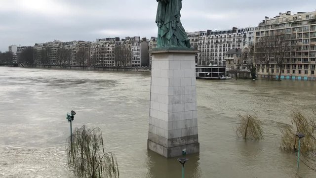 Statue de la Liberté inondée lors d'une crue de la Seine à Paris