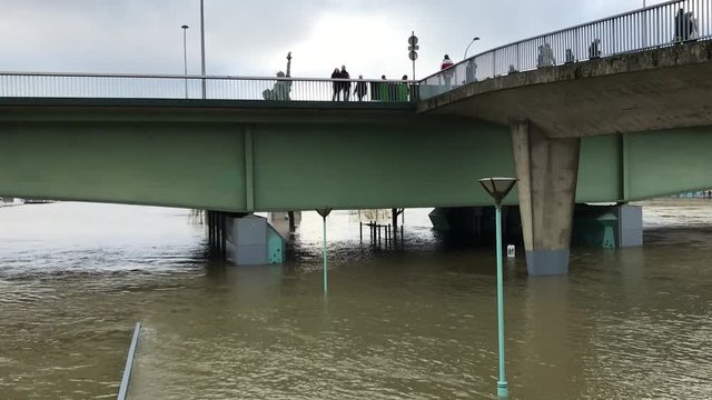 Crue de la Seine sous le Pont de Grenelle à Paris