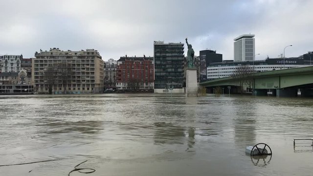 Statue de la Liberté inondée lors d'une crue de la Seine à Paris	