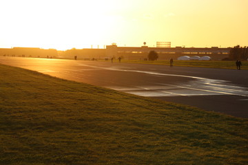 Fototapeta na wymiar Tempelhofer Feld Sonnenlicht