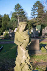 Steinfigur Madonna mit Kind