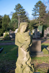Steinfigur Madonna mit Kind