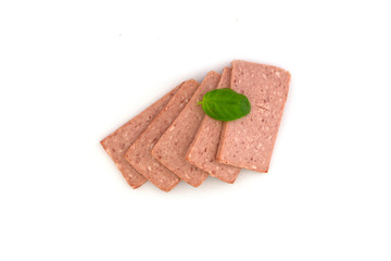 mehrere scheiben frühstücksfleisch auf einem weißen hintergrund