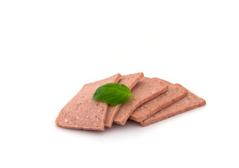 mehrere scheiben frühstücksfleisch auf einem weißen hintergrund