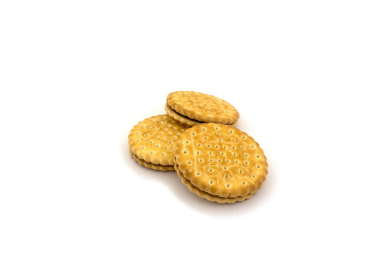 mehrere doppelkekse auf einem weissen hintergrund