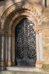 Eingang zu einem alten Mausoleum
