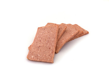 mehrere scheiben frühstücksfleisch auf einem weißen hintergrund