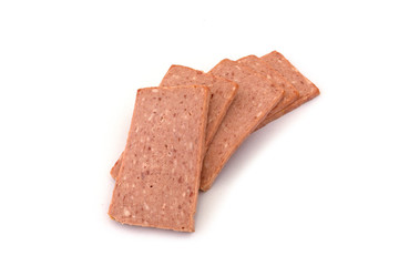 mehrere scheiben frühstücksfleisch auf einem weißen hintergrund