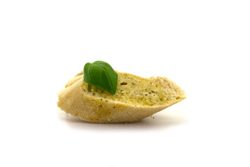 normale knoblauchbaguette stücke auf einem weissen hintergrund