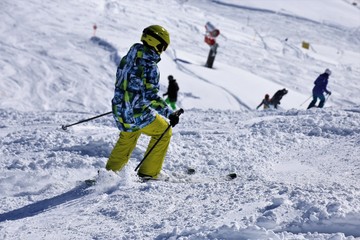 Fototapeta na wymiar Skifahrer auf der Piste 