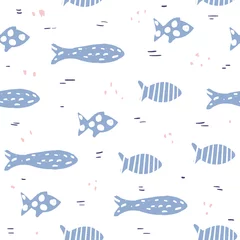 Behang Zeedieren Grappig naadloos patroon met hand getrokken zwemmende vissen. Vector illustratie.