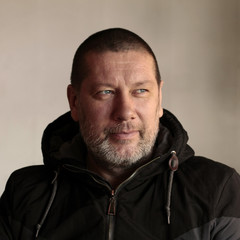 Obraz premium bearded forty-year-old man looks to the left