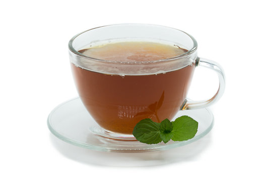 Schwarzer Tee Teeglas Teetasse  isoliert freigestellt auf weißen Hintergrund, Freisteller
