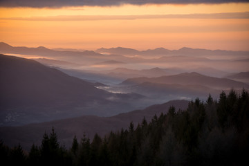 Nebbia al tramonto sulle Alpi italiane in inverno
