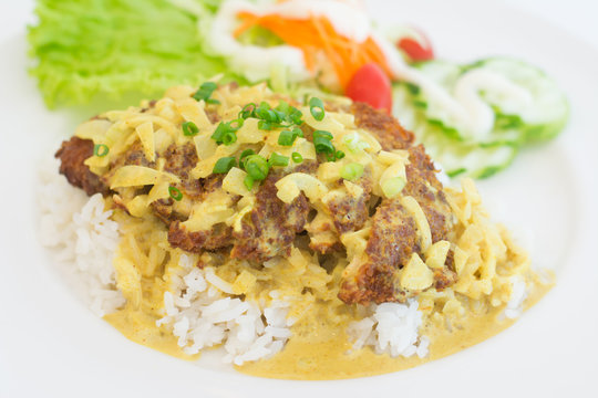 Rice and fried pork yellow curry powder. Thai cuisine  
