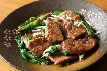 レバニラ炒め　Stir-fried pork liver and garlic chives
