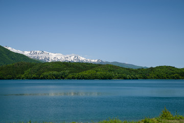 青木湖と北アルプスの残雪