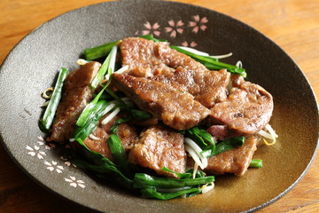 レバニラ炒め　Stir-fried pork liver and garlic chives