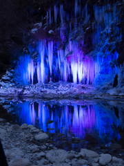 ライトアップされた三十槌の氷柱