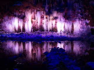 ライトアップされた三十槌の氷柱