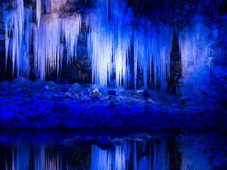ライトアップされた三十槌の氷柱