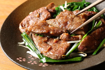レバニラ炒め　Stir-fried pork liver and garlic chives