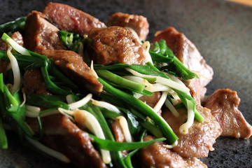 レバニラ炒め　Stir-fried pork liver and garlic chives