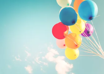 Bunte Luftballons mit einem Retro-Instagram-Filtereffekt. Konzept des glücklichen Geburtstages im Sommer und Hochzeit, Flitterwochen-Partygebrauch für Hintergrund. Vintage-Farbton-Stil © jakkapan