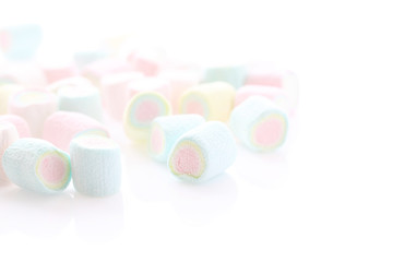 Obraz premium Pastel colourful marshmallows isolated in white background